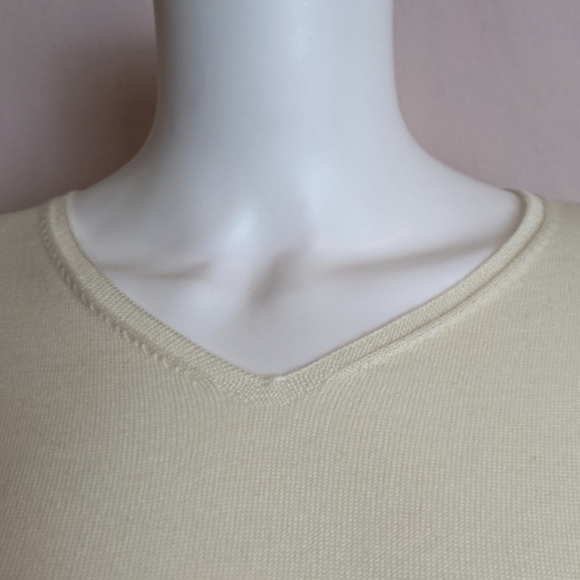 Uniqlo x Theory 100% Wool V Neck Neutral Cream Knit Tunic Top size Medium - Picture 4 of 10